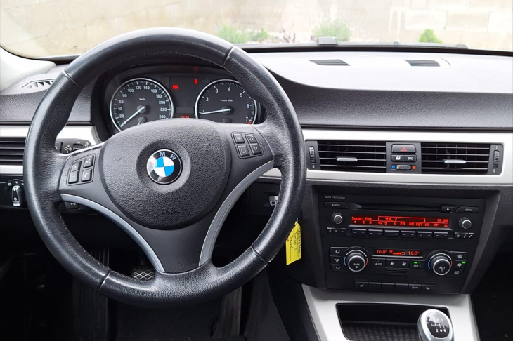 BMW Řada 3 2,0 320i Touring Ser.kniha