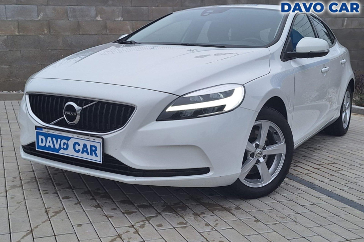 Volvo V40 2,0 T3 Momentum 1.Maj. CZ