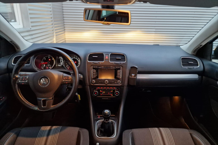 Volkswagen Golf 2,0 TDI 103kw match serv. kniha navi