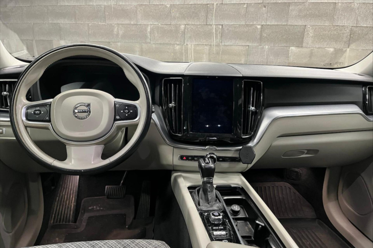 Volvo XC60 2,0 B5 AWD benzin Momentum Auto