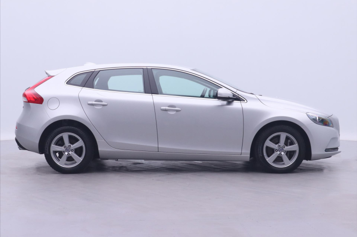 Volvo V40 2,0 D4 130kW CZ Momentum 80tis.Km