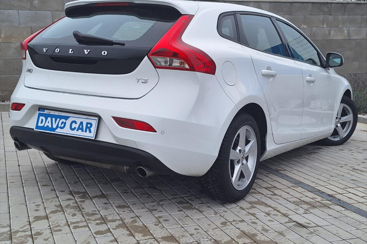 Volvo V40 2,0 T3 Momentum 1.Maj. CZ