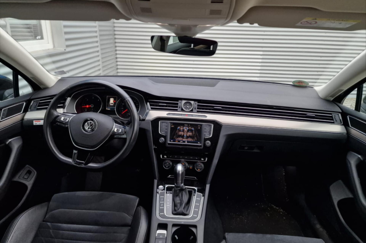 Volkswagen Passat 2,0 TDI 140KW Highline DSG tažné serv. kniha